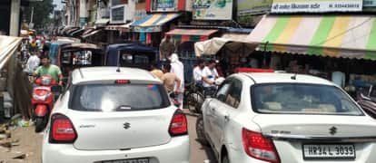 Lack of parking on Sabji Mandi Road is creating traffic jams.