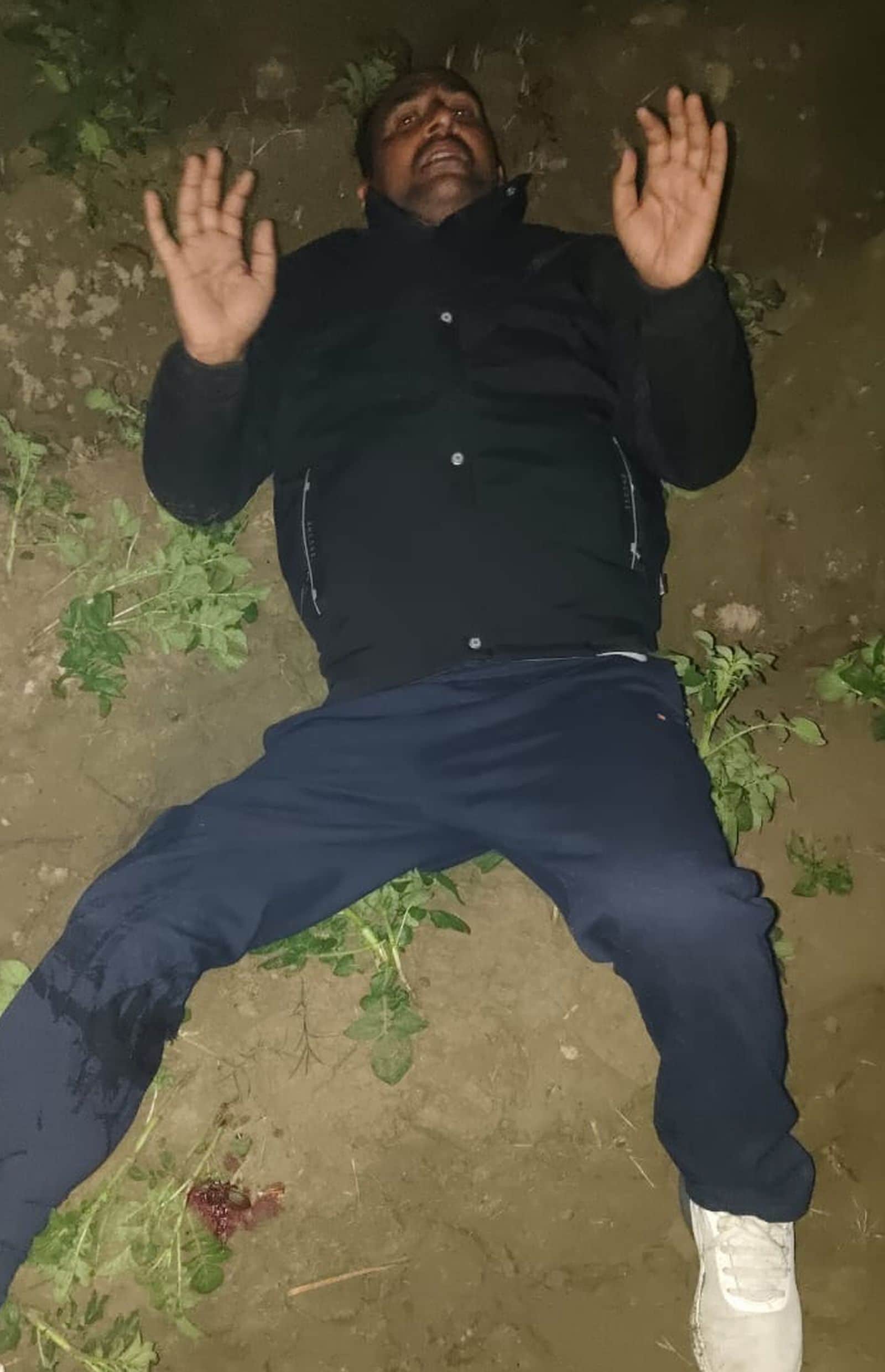 गोली लगने के बाद घायल पड़ा गोतस्कर। स्रोत-पुलिस