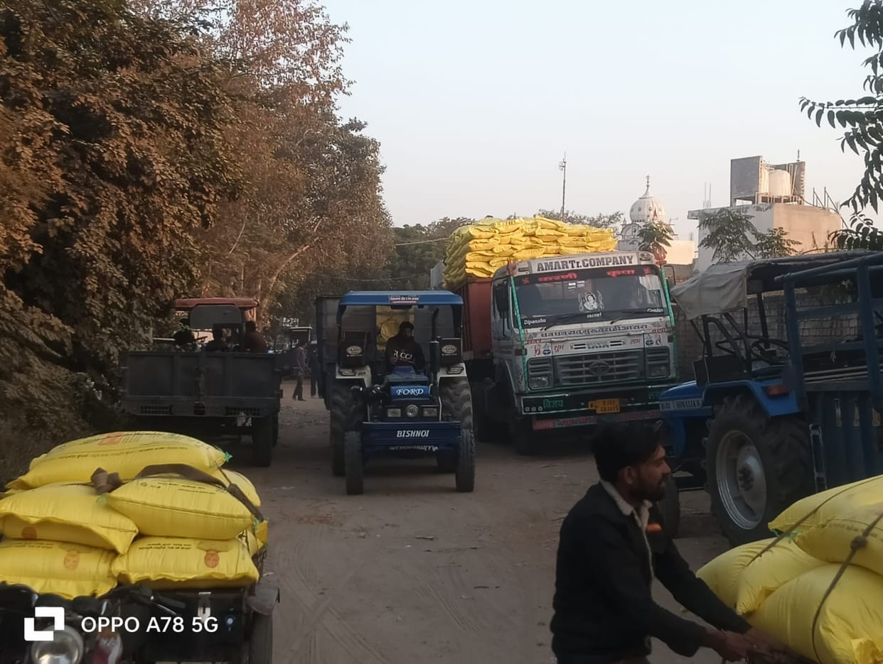Shopkeepers dominate the Irrigation Department's road, the road remains closed throughout the day.