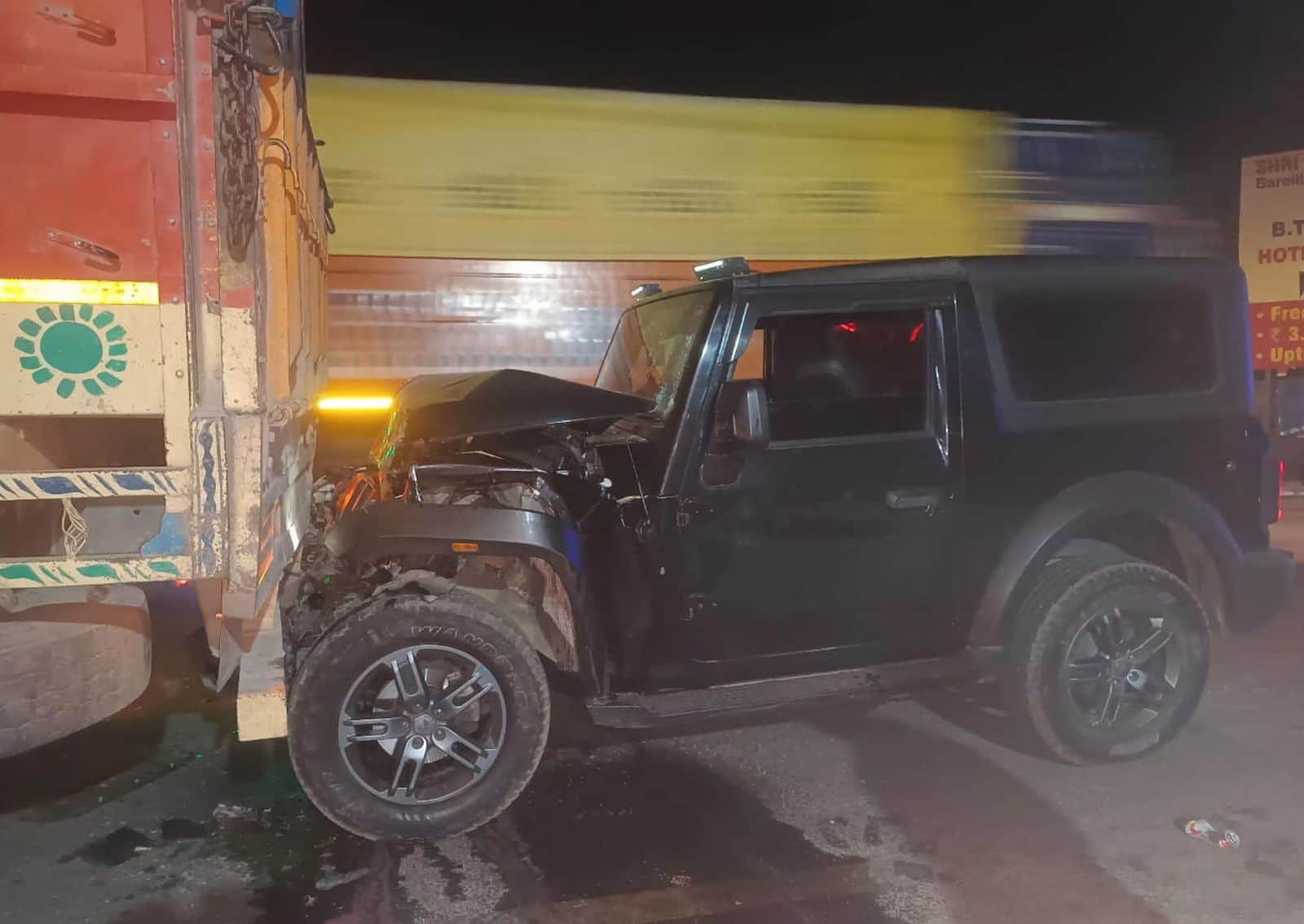 हादसे के बाद खड़ी कार। स्रोत-वायसरल वीडियो।