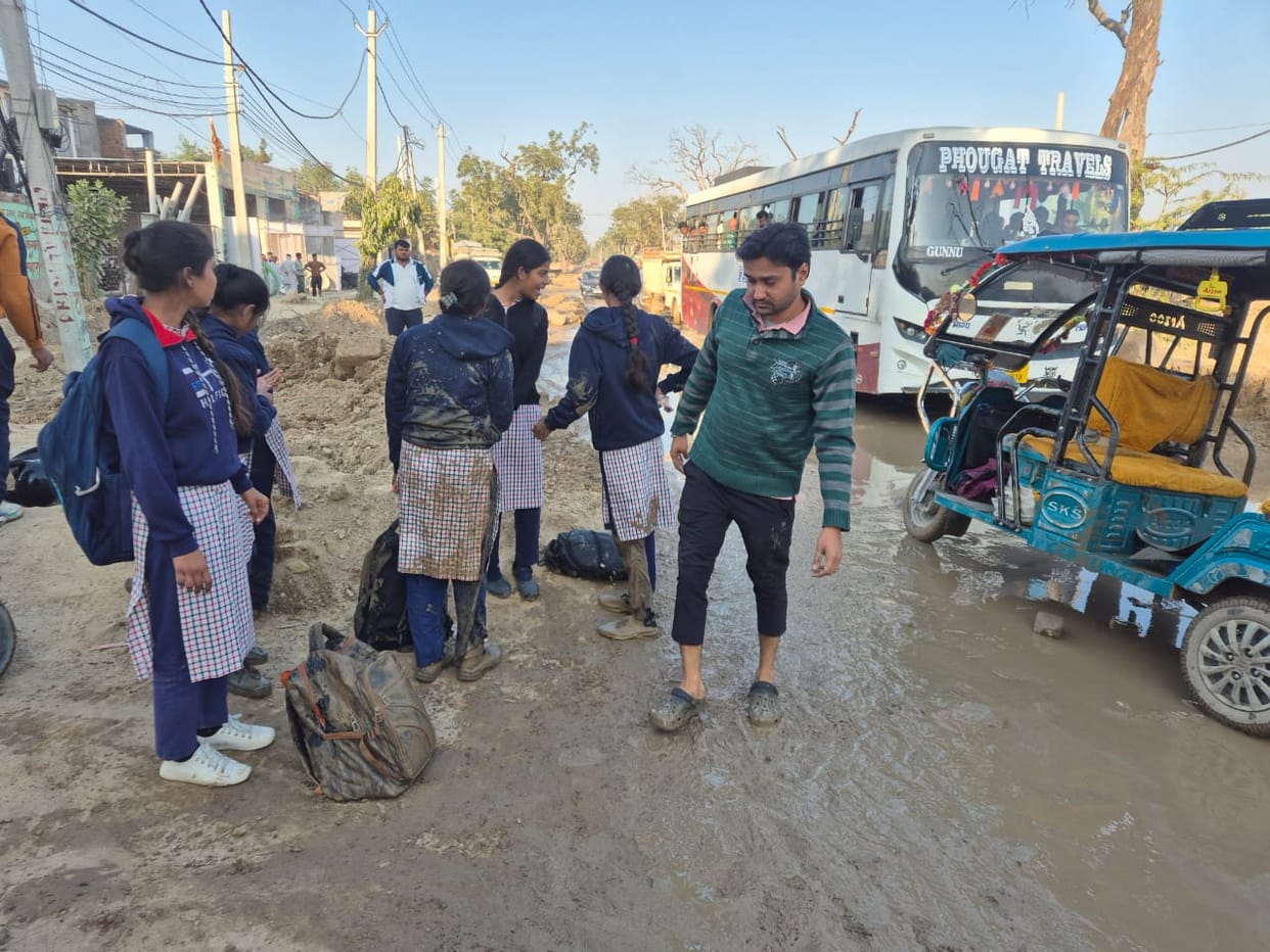 An e-rickshaw carrying female students overturned in the ROB construction area, and heavy vehicle traffic continued unabated.