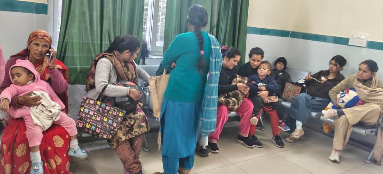 जिला अस्पताल में बाल रोग विशेषज्ञ के कक्ष के बाहर बच्चों का उपचार कराने के लिए इंतजार करते अभिभ