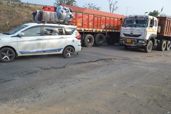 The road at the turn of National Highway-44 is uprooted, causing vehicles to lose balance.