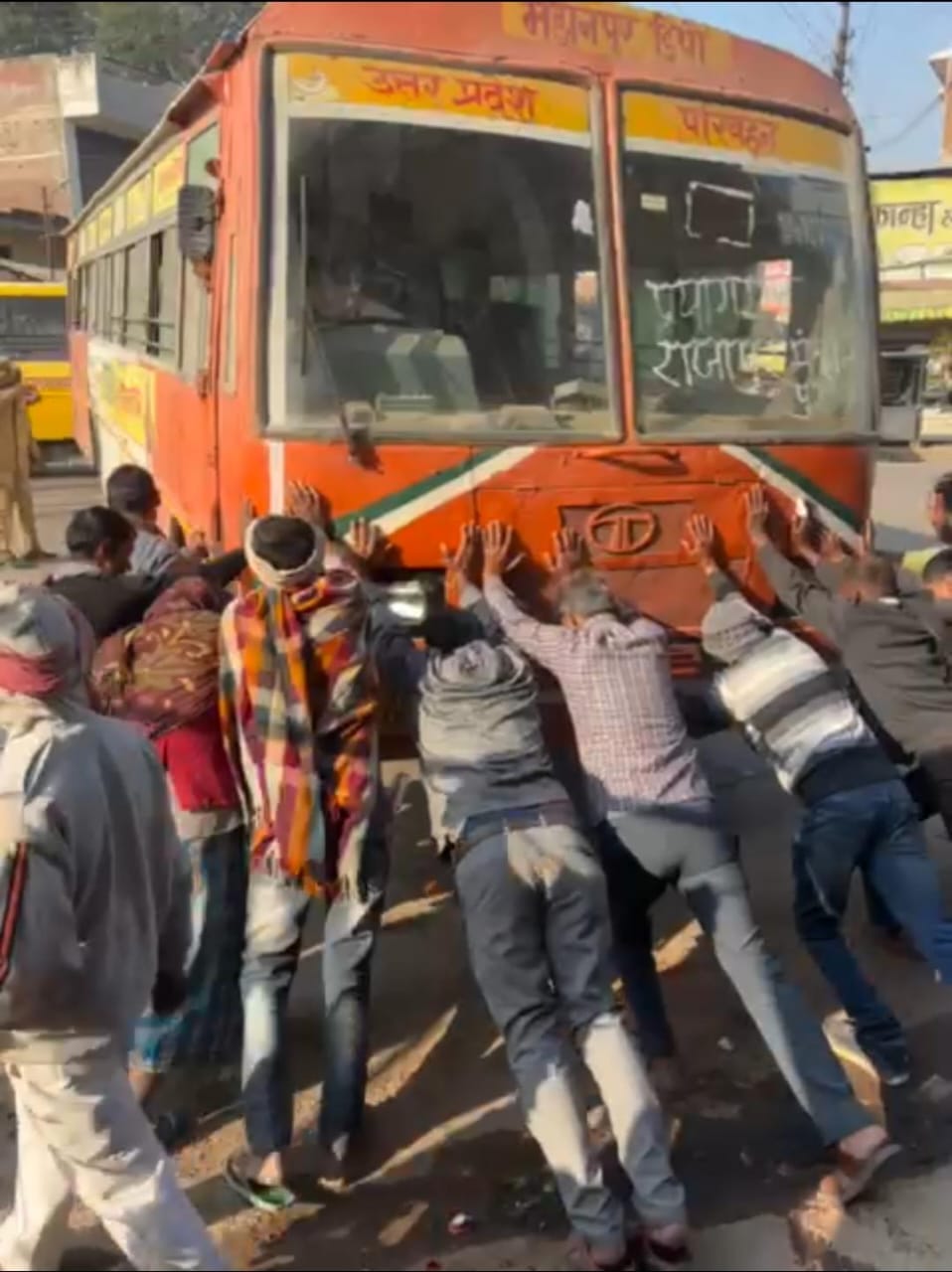 A roadways bus full of passengers suddenly stopped at Manjhanpur intersection, causing inconvenience to passengers.