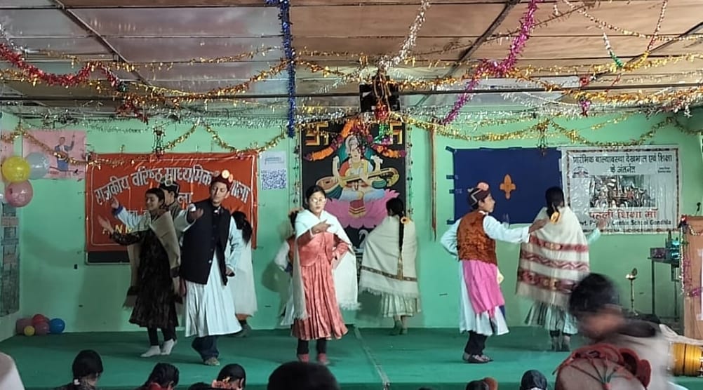 Chirag Pal was awarded the best student, Aarushi was awarded the best student.