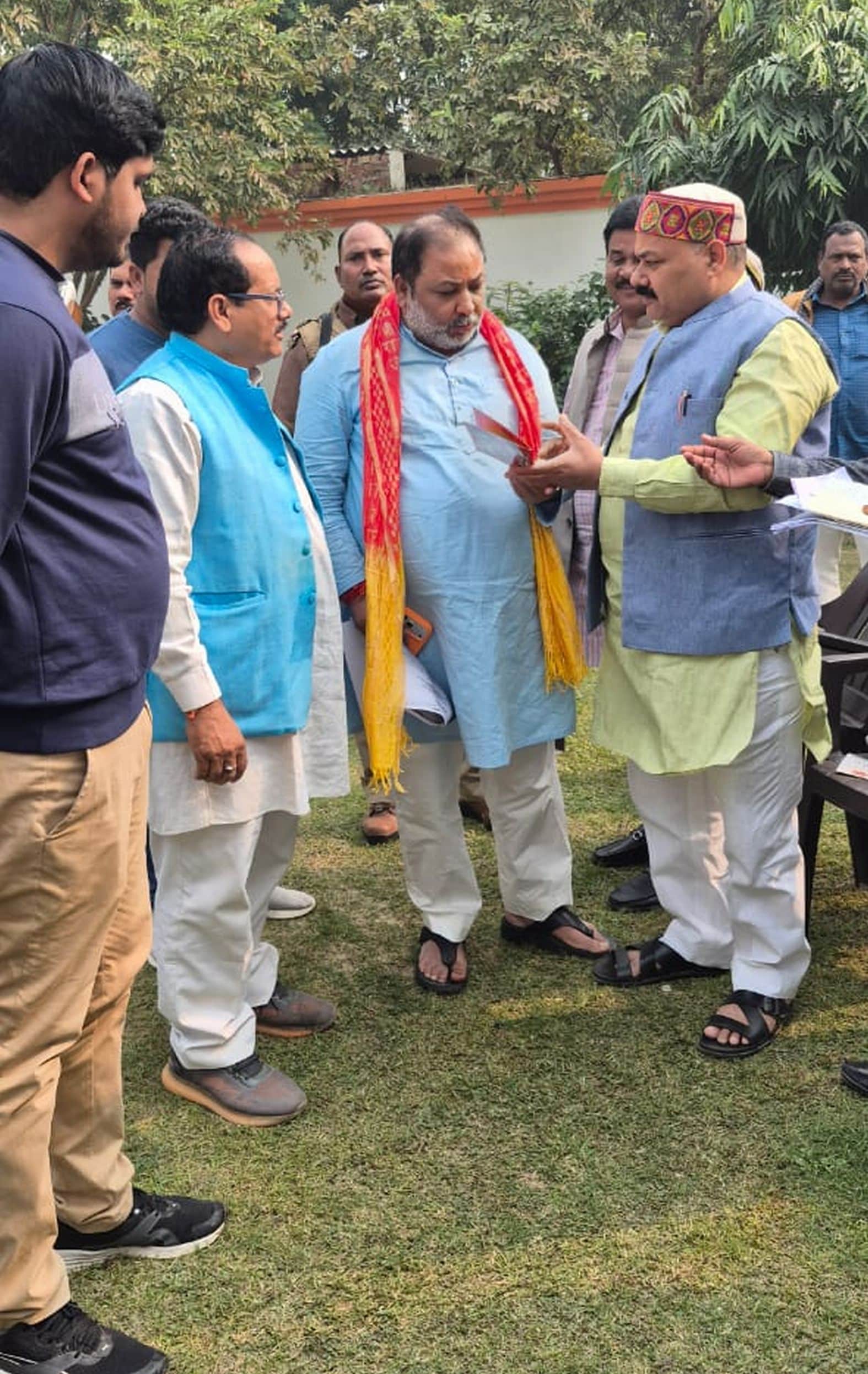 लखनऊ में परिवहन मंत्री दयाशंकर सिंह को ज्ञापन देते व्यापारी नेता रवींद्र त्रिपाठी।