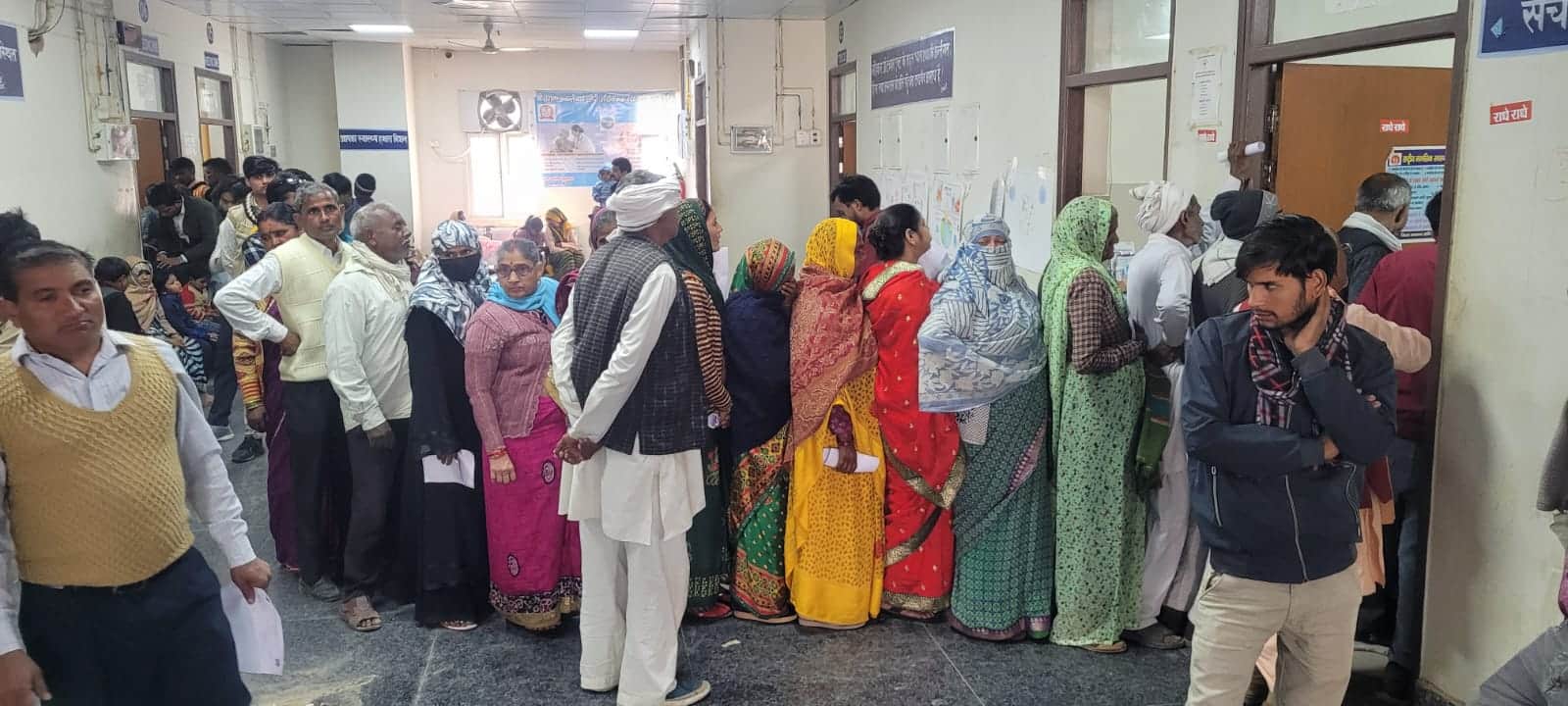 मेडिकल कॉलेज के मेडिसिन विभाग में उपचार लेने के लिए कतार में खड़े मरीज। संवाद