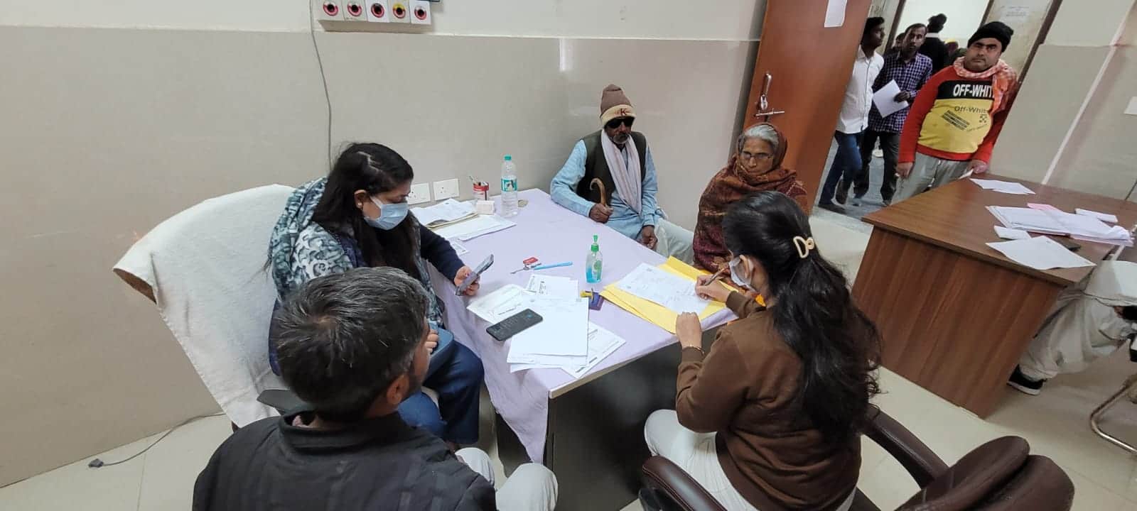 मेडिकल कॉलेज के टीबीसीडी विभाग में मरीजों को देखते चिकित्सक। संवाद