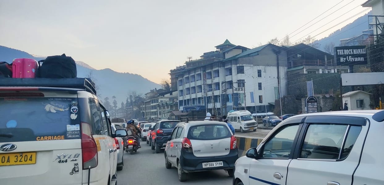 Traffic jam in Manali increases difficulties