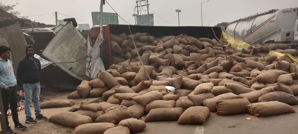 Three trucks collided in dense fog, leaving two injured and causing a traffic jam.