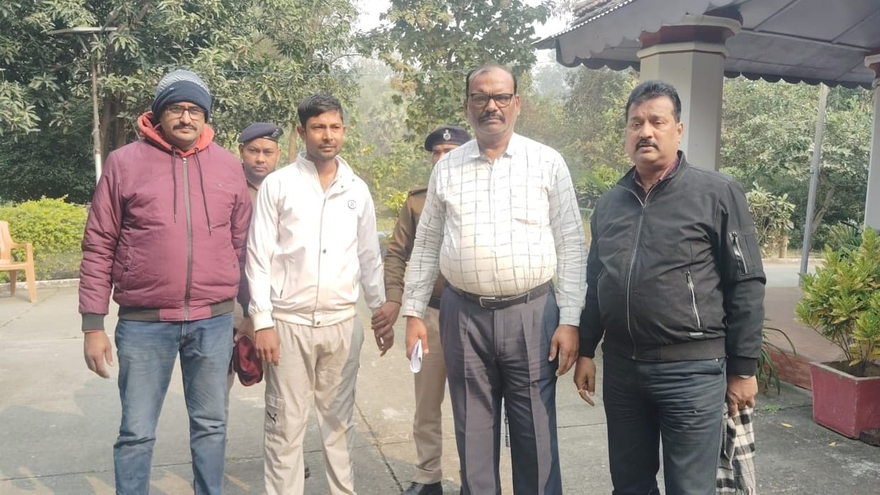 rohtas bihar news: education department computer operator arrested for taking bribe, rohtas news