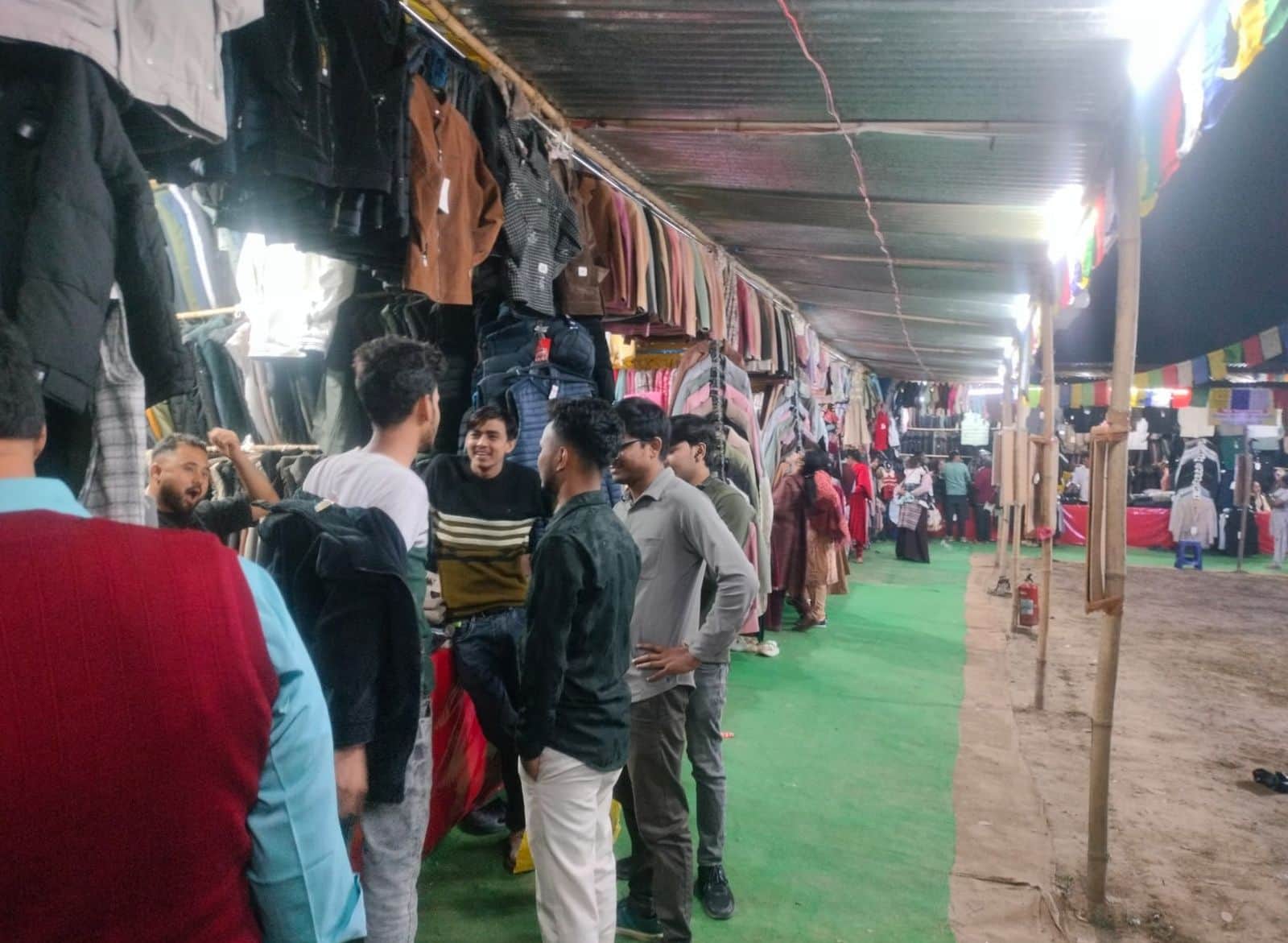 नेपाली बाजार में जैकेट खरीद करते युवा। संवाद