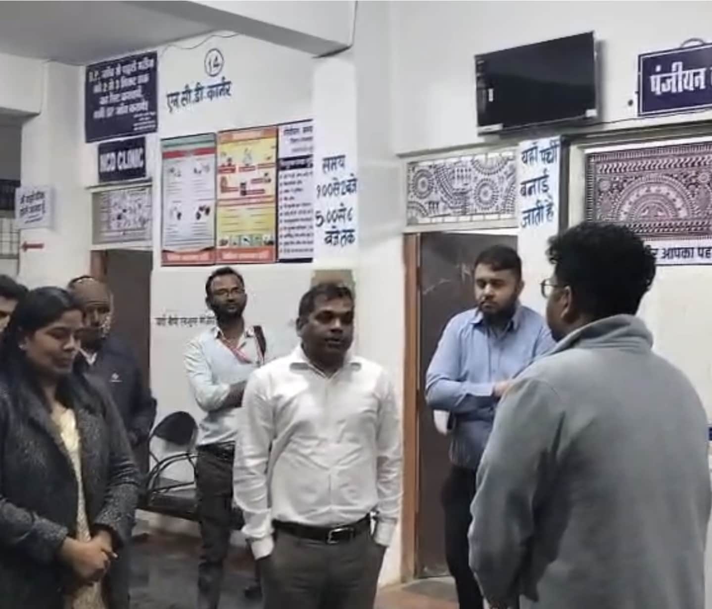 निरीक्षण करते कलेक्टर