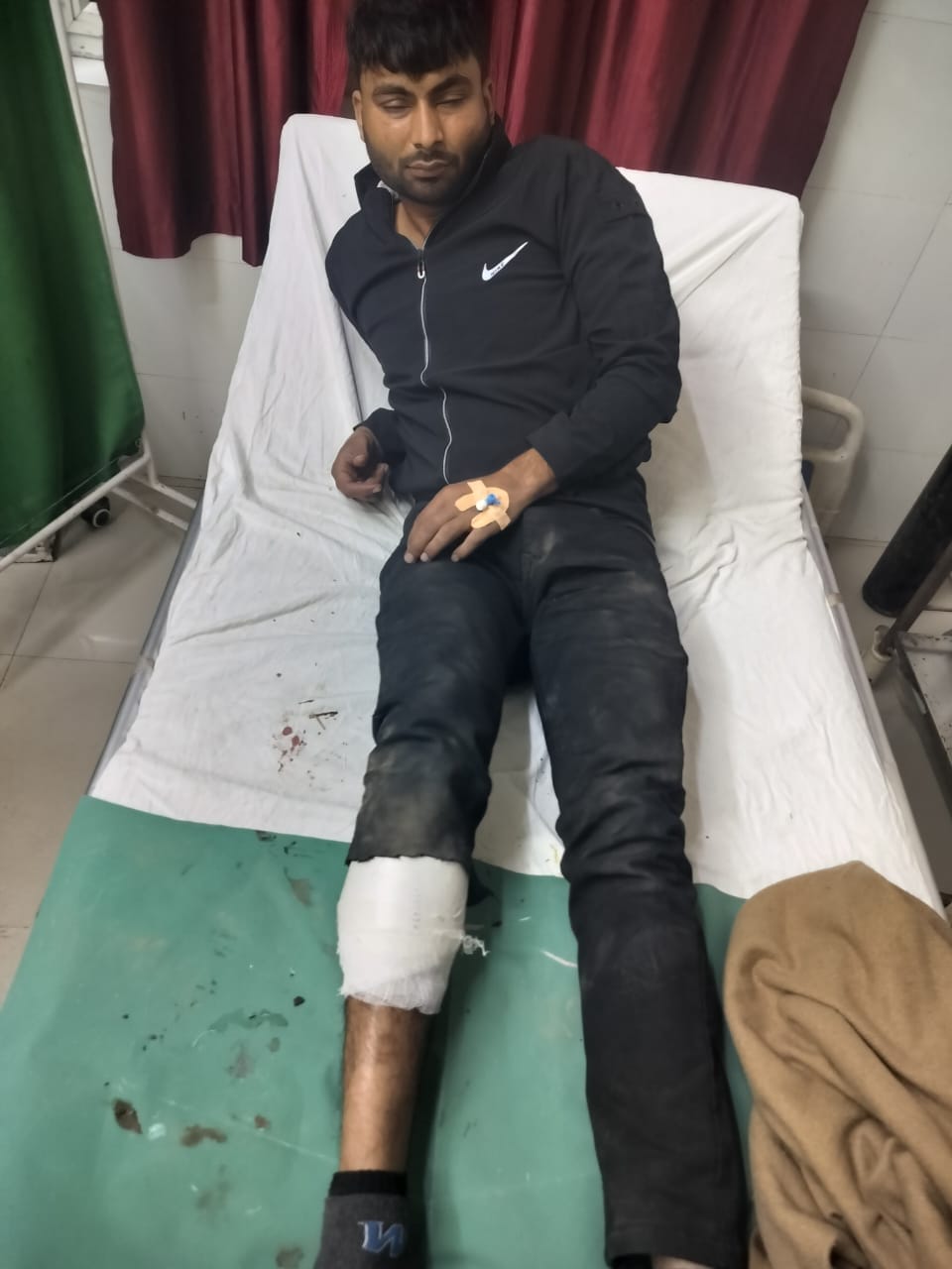 A notorious thief who stole from closed houses was arrested in an encounter and was shot in the leg