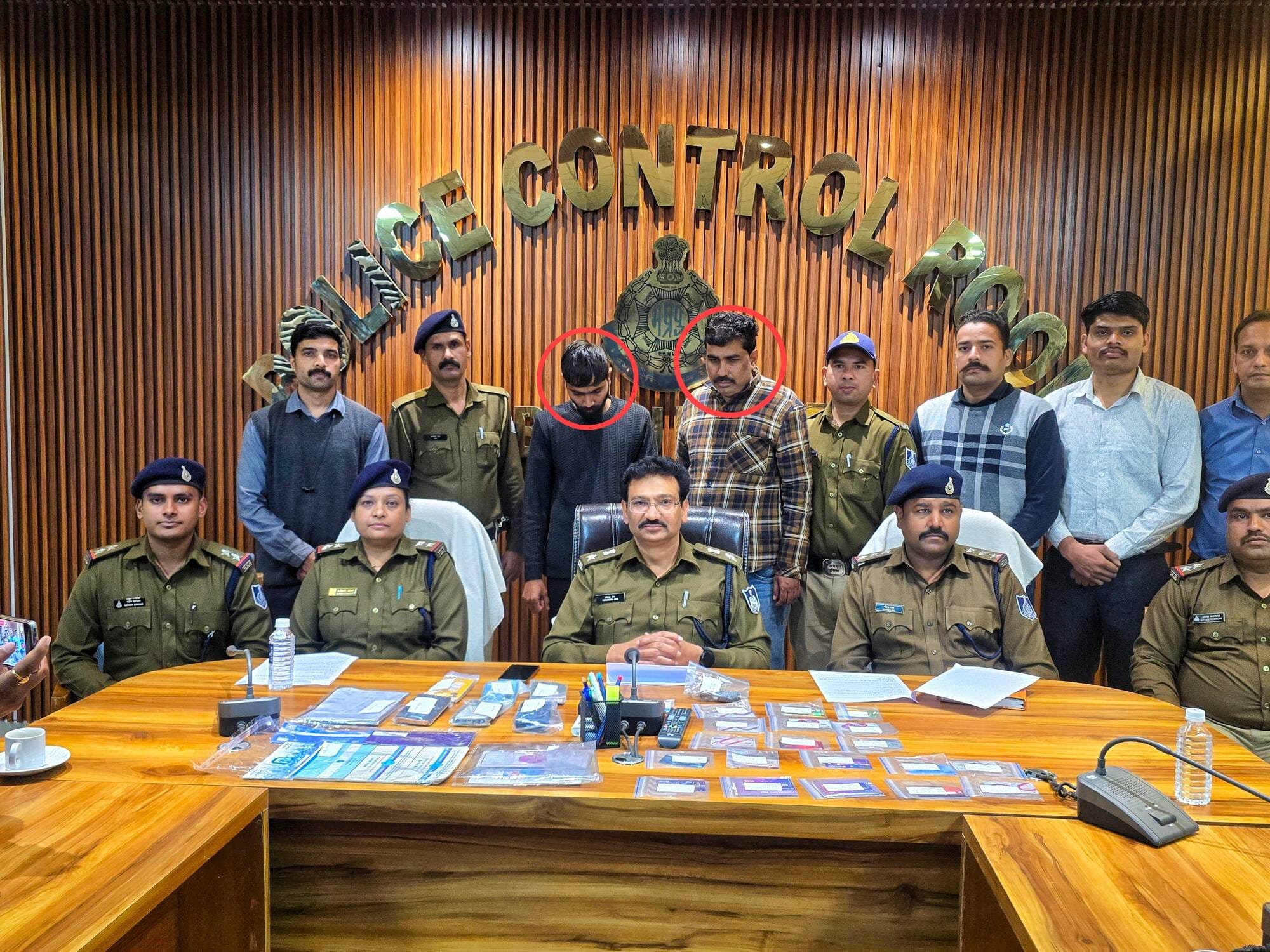 बरामद सामग्री के साथ मामले की जानकारी देते पुलिस अधिकारी।