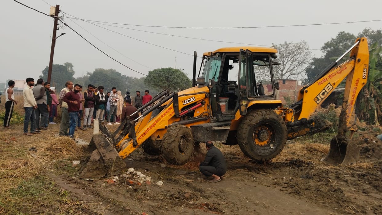 Stone-pelting and scuffles during the removal of illegal encroachments in Pipraich.