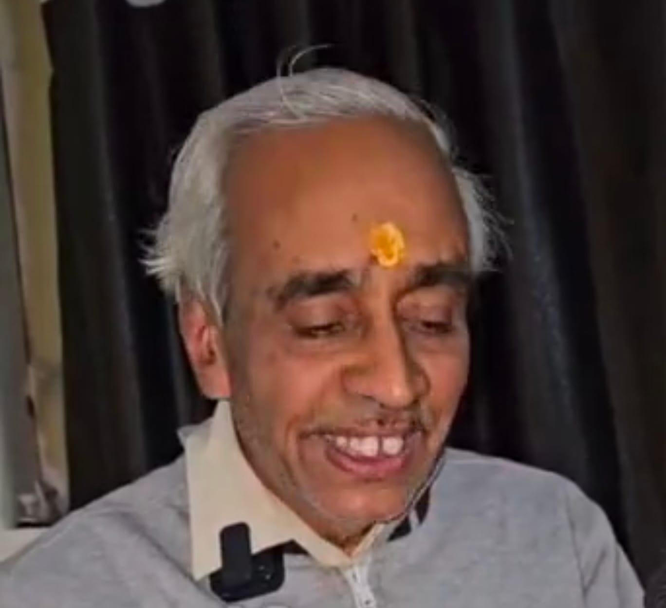 प्रार्थी बुजुर्ग।