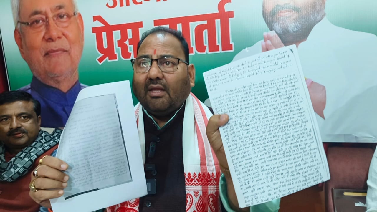 प्रेसवार्ता को संबोधित करते रफीगंज के जदयू विधायक