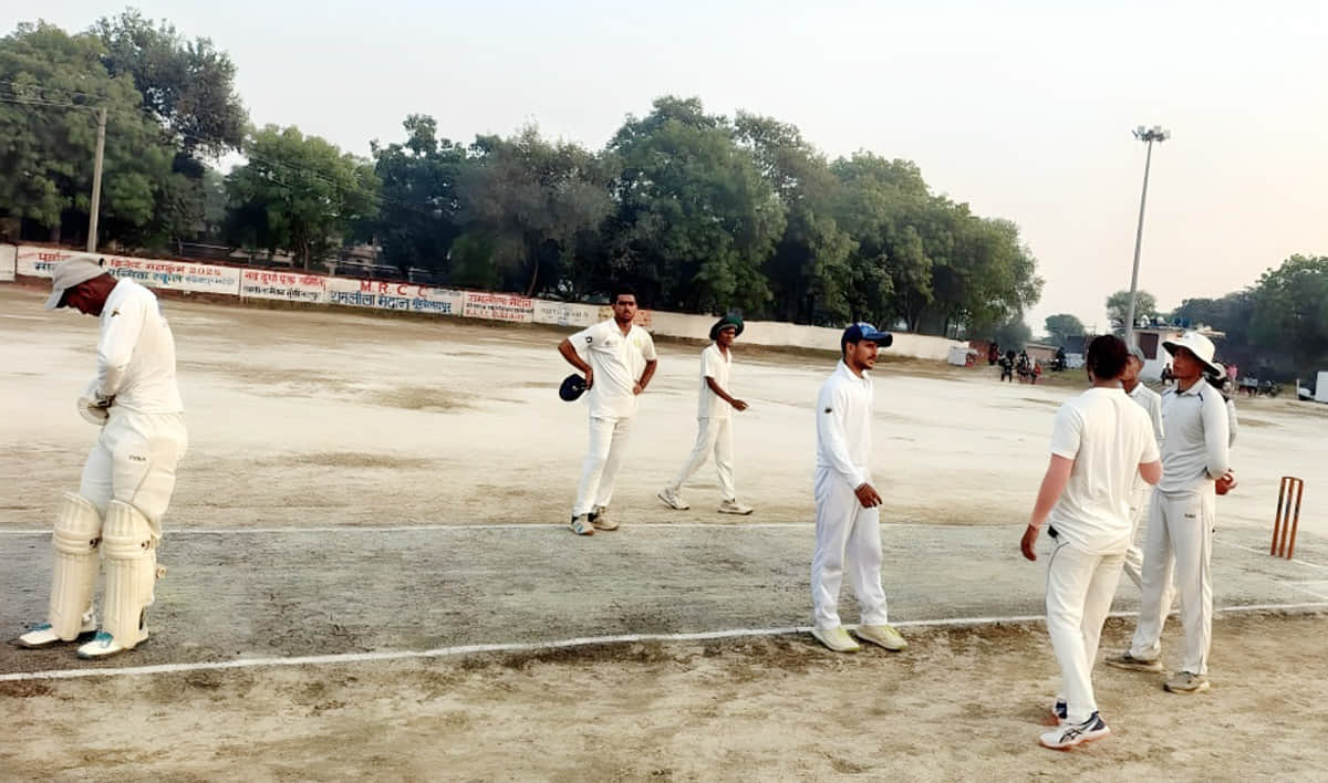 पूर्वांचल टी-20 प्रतियोगिता में विकेट गिरने के बाद नए बल्लेबाज का इंतजार करते खिलाड़ी। स्रोत-सं