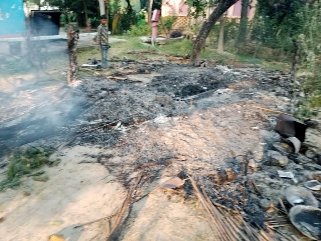 राजा का रामपुर थाना क्षेत्र के गांव लाल बुजुर्ग में आगजनी की घटना के बाद जला सामान। संवाद