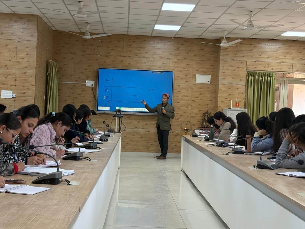 सोलन कॉलेज में प्राचीण लिपियों के बारे में कार्यशाला के दौरान। स्रोत: कॉलेज