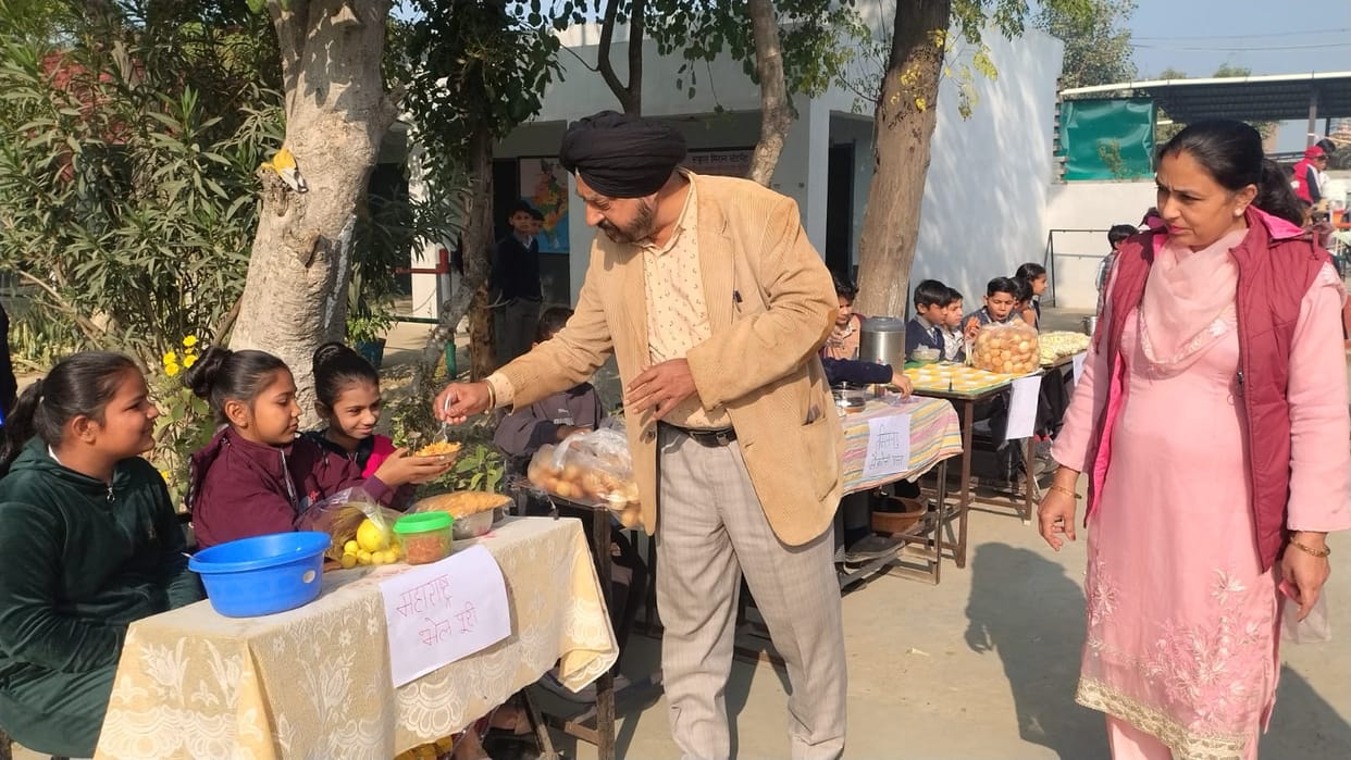The skill of selling dishes was demonstrated by decorating the stall.