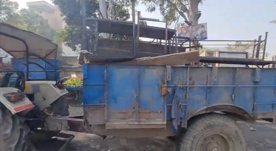 The corporation team confiscated carts and goods at Agrasen Chowk.