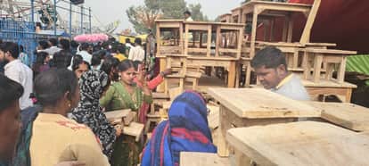 Crowds gathered at the fair even after its closing
