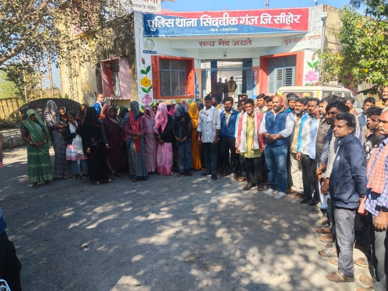 दबिश को लेकर गांव में तनाव।