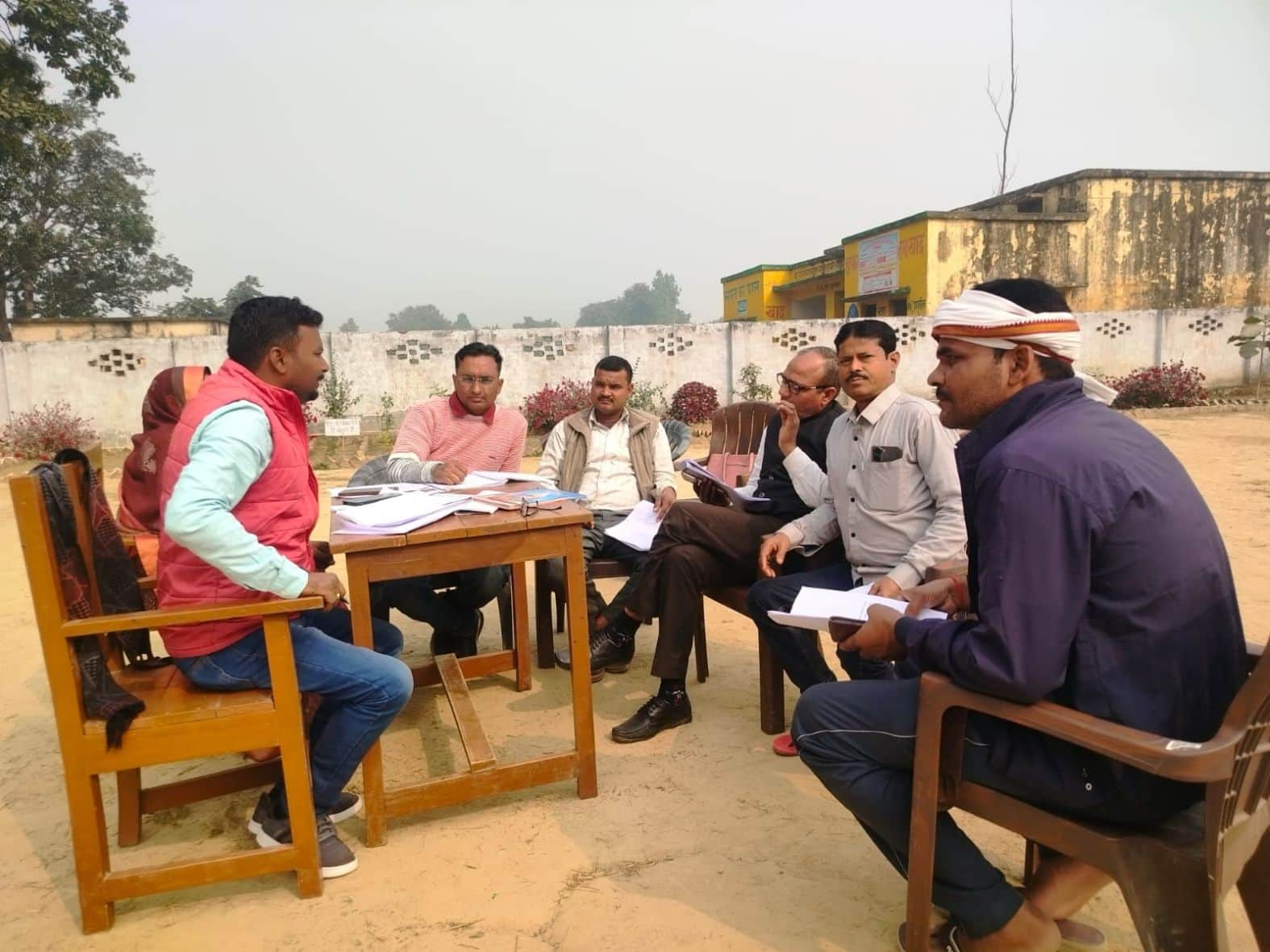 उजागिरगंज बूथ पर बीएलए के साथ बैठक करते बीएलओ।  