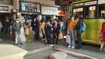 Government buses did not run on 50 routes, private buses were full, passengers were in trouble.