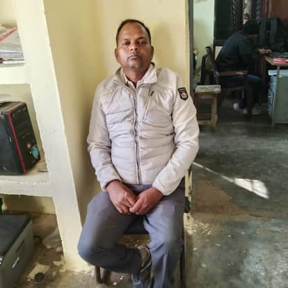 Warehouse manager caught red-handed taking a bribe of fifteen thousand rupees