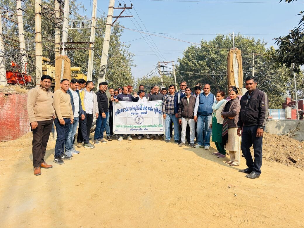 Municipal employees protested against the online transfer policy.