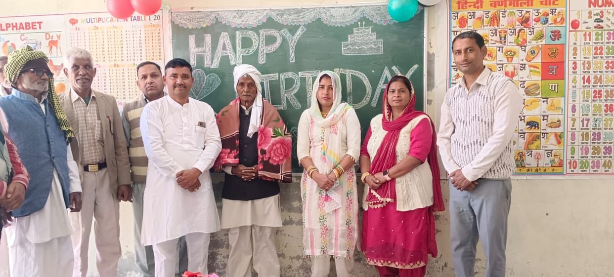 Warm clothes were distributed to the elderly using the honorarium of the Panchayat Samiti member.