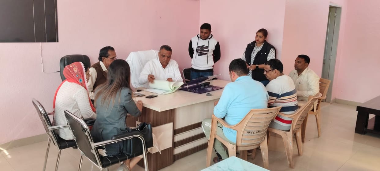 The Market Committee Sampla discussed the agenda items.