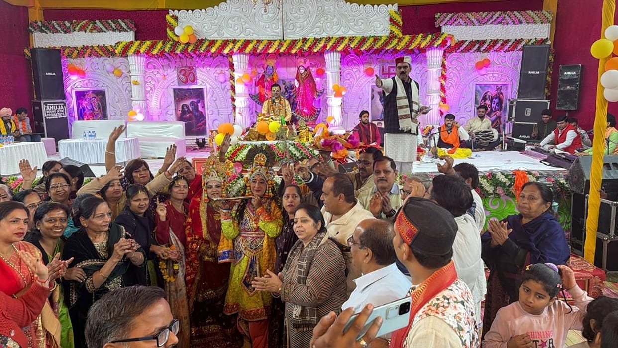 Devotees were thrilled to see the wedding tableau of Shri Krishna and Rukmini.