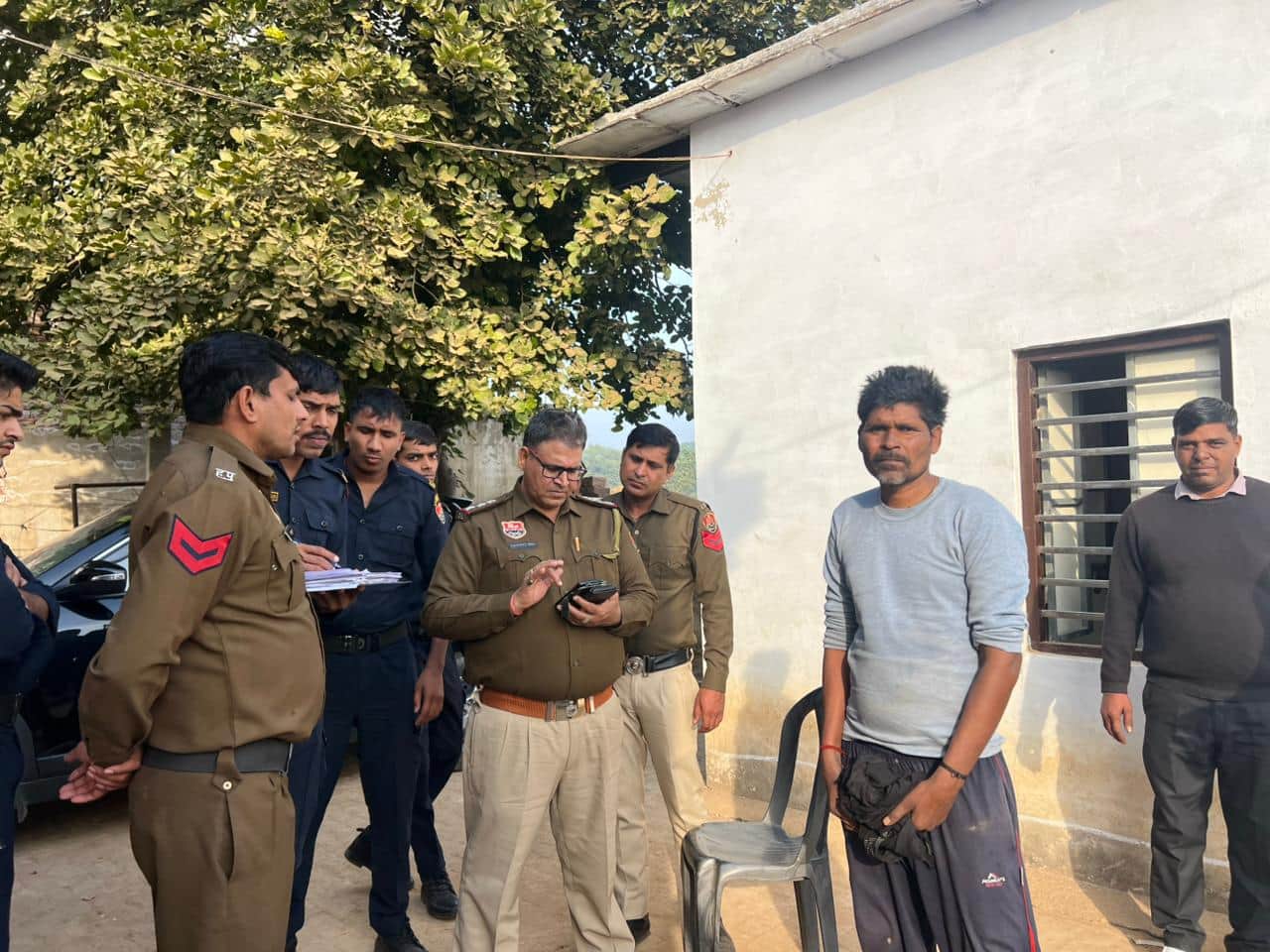 अनाधिकृत रूप से रह रहे नागरिकों का पता लगाने के लिए जांच करती पुलिस टीम। स्रोत : पुलिस