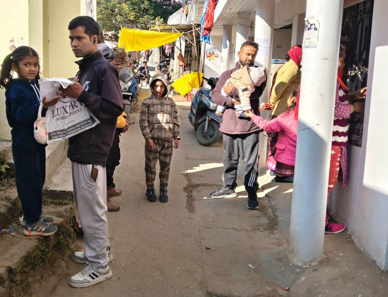  अस्कोट पोस्ट ऑफिस में आधार कार्ड बनाने को खड़े लोग। संवाद