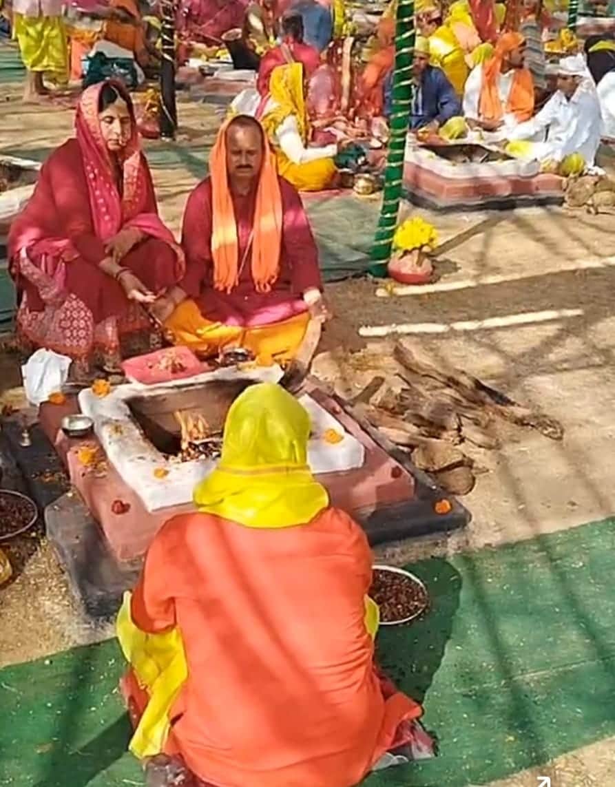 अति महा विष्णु यज्ञ में हवन करते श्रद्धालु ।स्रोत जागरूक पाठक।