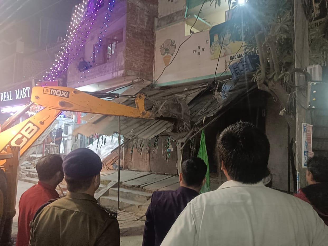 Encroachments were removed from the streets of Khalilabad city late in the evening.
