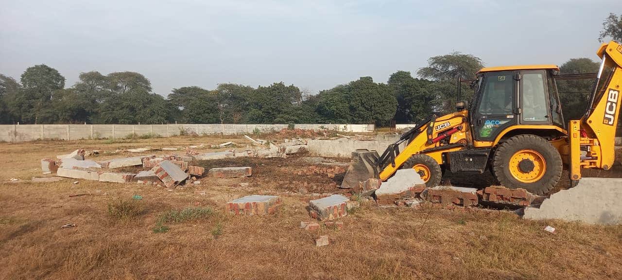 अवैध निर्माण पर चल रहा बुलडोजर। स्रोत : विभाग