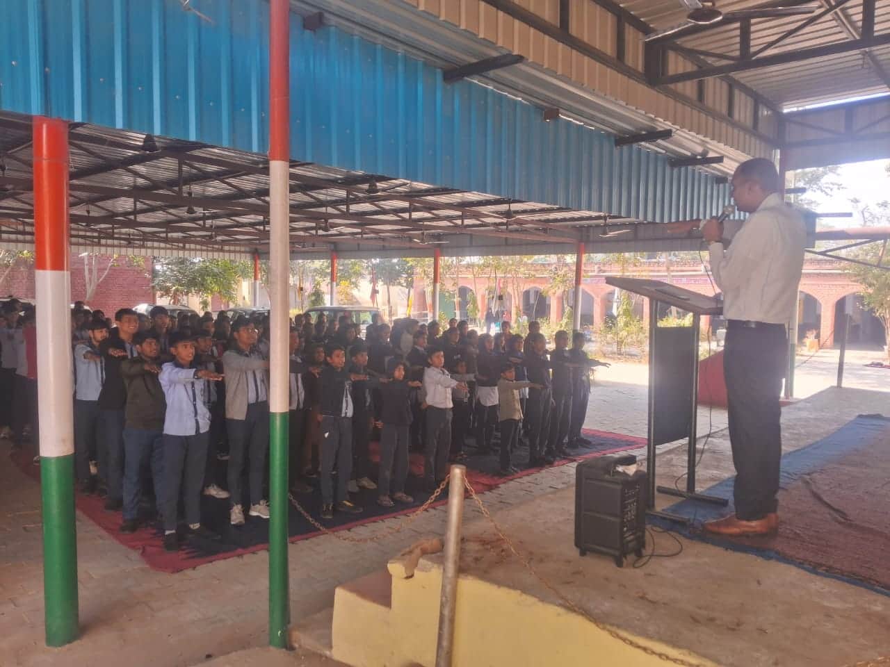 बच्चों को नशे से दूर रहने के लिए प्रेरित करती नशा मुक्ति टीम। स्रोत : पुलिस