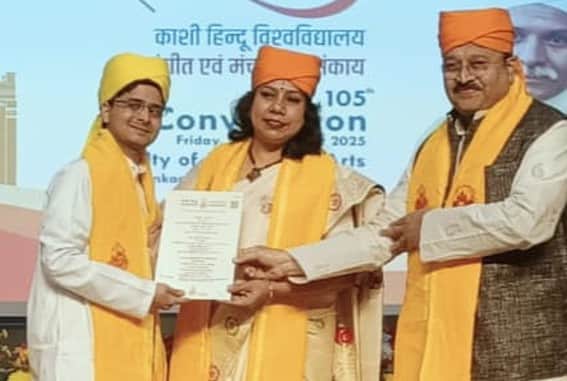 बीएचयू में शुभम चौहान को पीएचडी की डिग्री देते अतिथि। स्रोत स्वयं