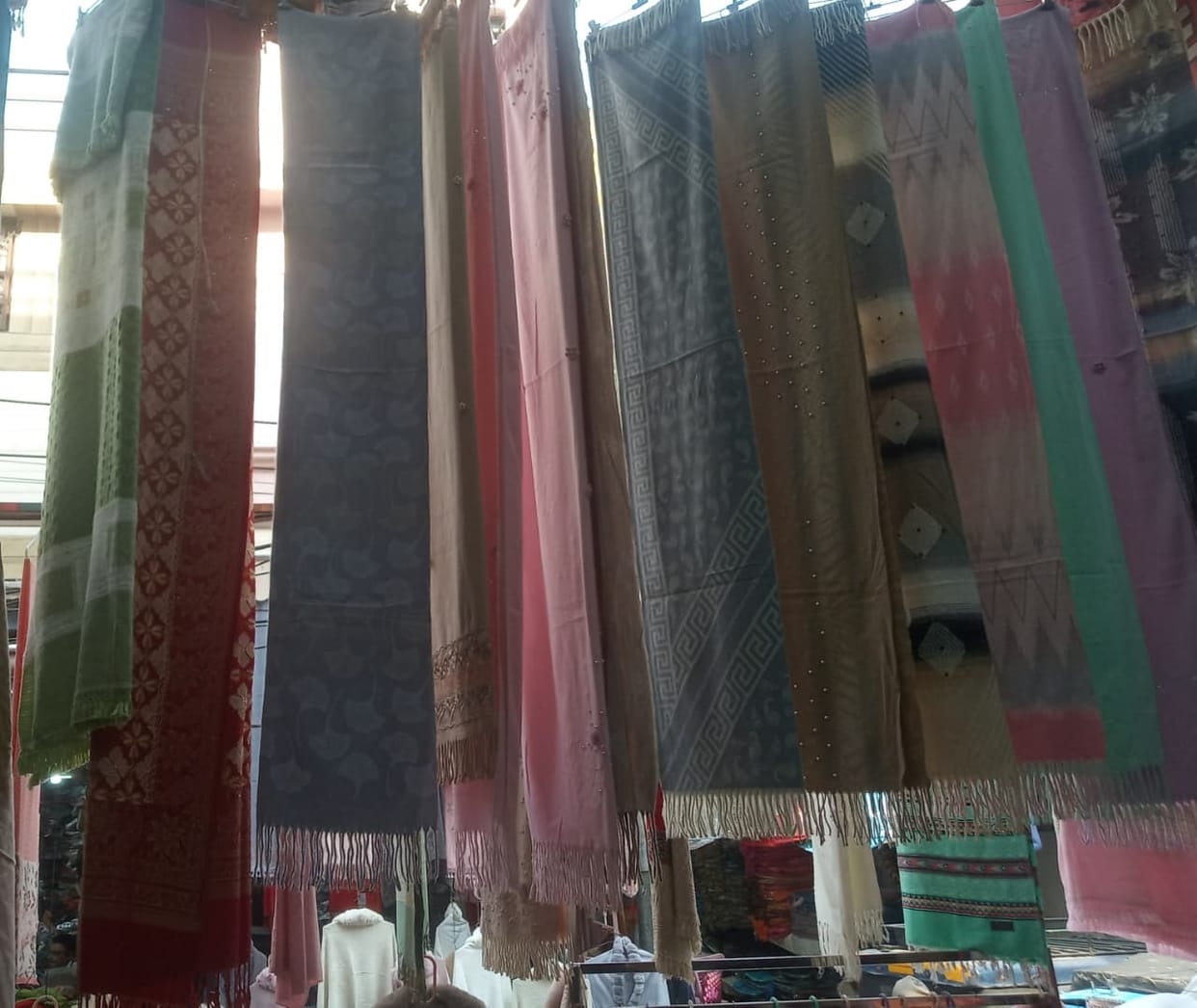 Heavy woolen shawls have become the first choice of older women in winter.