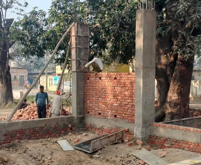 बलरामपुर के जुवाथान मंदिर परिसर में हो रहा निर्माण। संवाद