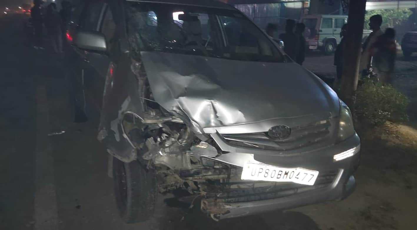 बलरामपुर-उतरौला मार्ग पर दुर्घटनाग्रस्त कार। संवाद