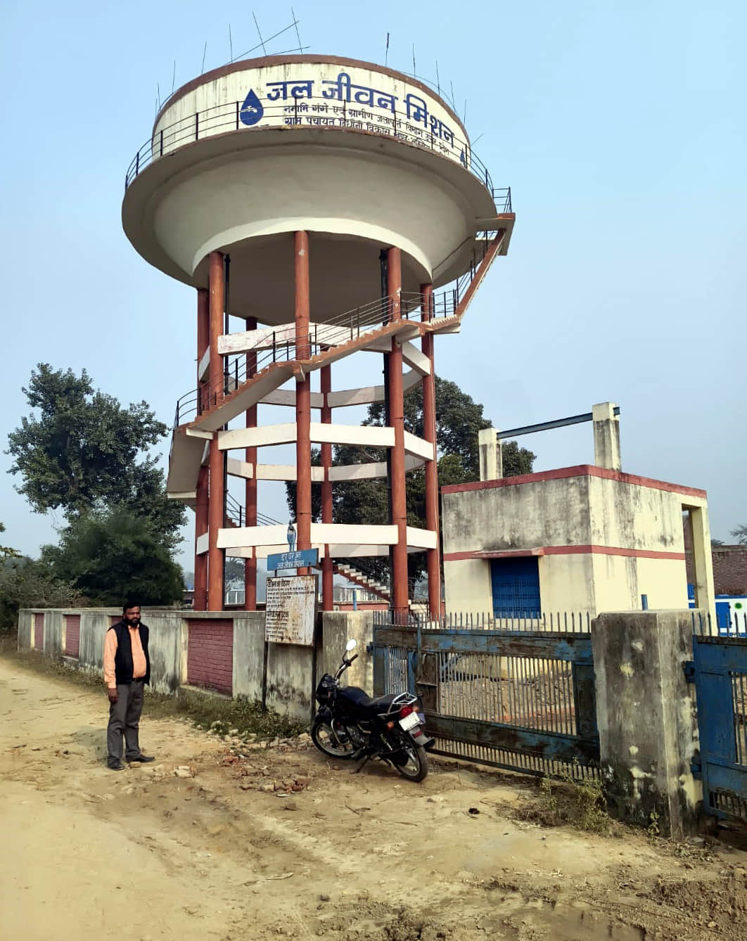 बिल्सी के गांव दिधौनी में बना ओवरहैंड टेंक। संवाद