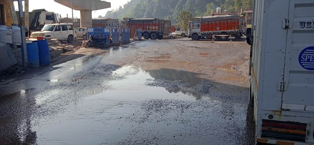 ब्रह्मपुखर चौक पर सड़क निमार्ण कार्य से जमा हुआ कीचड़। संवाद