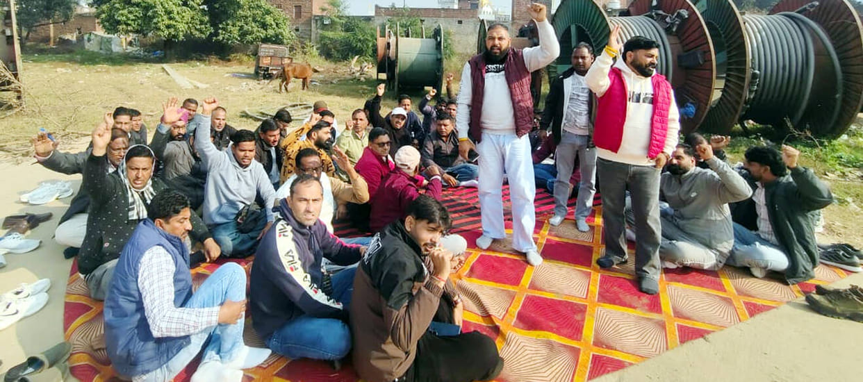 Electricity workers protested against the online transfer policy.