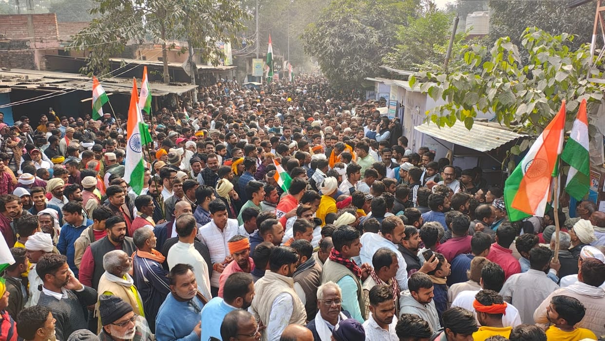 Farmers took out a procession demanding compensation and demonstrated in the tehsil.